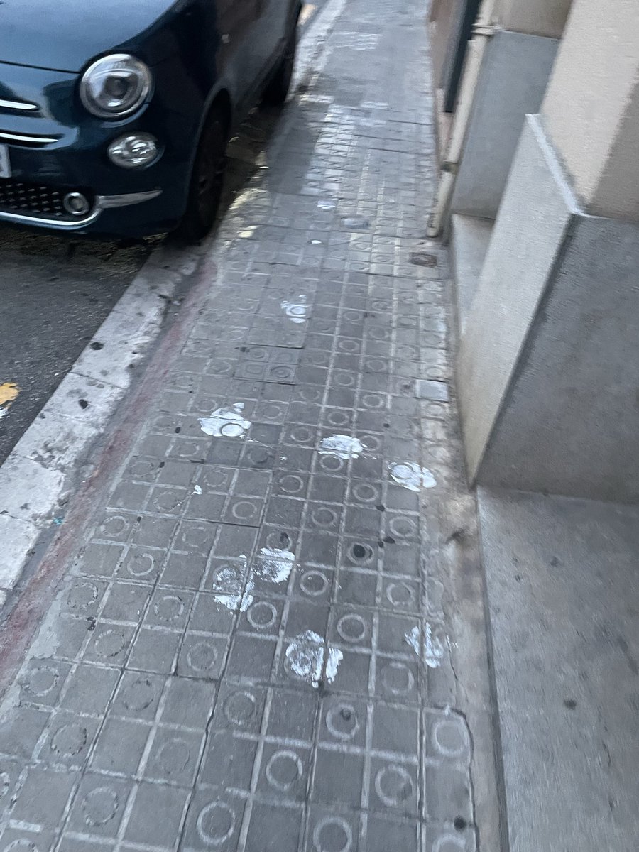 firemat1's tweet photo. Bon dia @matarocat podrieu passar a netejar aquesta pintada al Camí Fondo 24? He fet 3 incidències des del dia 10 d'agost a l'app de MataroNeta, una incidència a web i 2 trucades al 010 (sense cap resposta). https://t.co/X81aDVTAqI