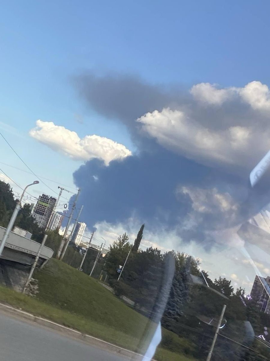 RomanSmithson's tweet photo. 🛩️💥Ukrainian #attack #drones struck the #Bashneft-#Ufaneftekhim #OilRefinery in #Ufa, #Russia, this morning!
📕Russia: The "Evil Empire"
👉https://t.co/r0MQskxhEW
🏭The #refinery is part of #Rosneft’s Ufa refining cluster
📍Ufa is more than 1,300 km from #Ukraine
#DeepStrike https://t.co/b5ld7kTFvP