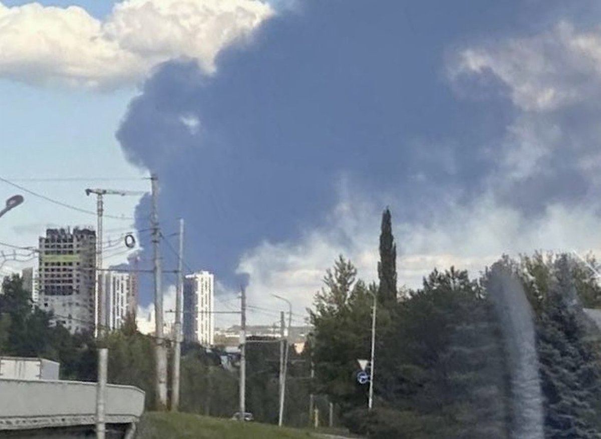 RomanSmithson's tweet photo. 🛩️💥Ukrainian #attack #drones struck the #Bashneft-#Ufaneftekhim #OilRefinery in #Ufa, #Russia, this morning!
📕Russia: The "Evil Empire"
👉https://t.co/r0MQskxhEW
🏭The #refinery is part of #Rosneft’s Ufa refining cluster
📍Ufa is more than 1,300 km from #Ukraine
#DeepStrike https://t.co/b5ld7kTFvP