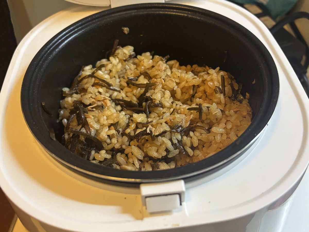 O_MACHI_0's tweet photo. 水を普通に炊く量入れて
ツナと塩昆布をぶち込んだだけの
炊き込みご飯
調味料もなんもなし

これが絶品‼️

お気に入りで頻度よくやってる✨ https://t.co/Amq84fBnB8