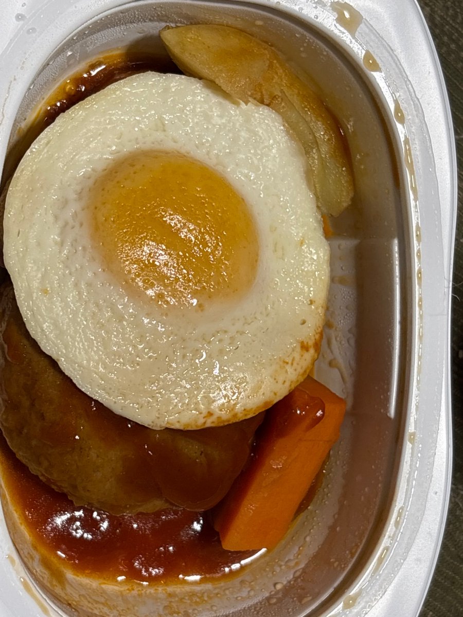 TY244_ty's tweet photo. 目玉焼きハンバーグ（付け合わせ付き https://t.co/BASSBJ04sz
