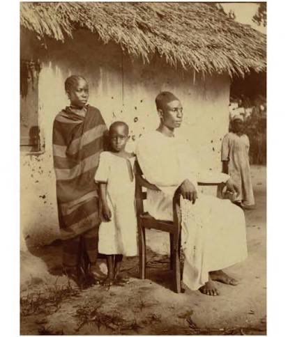 mjanenga's tweet photo. 𝐔𝐒𝐇𝐀𝐇𝐈𝐃𝐈 𝐖𝐀 𝐊𝐈𝐇𝐈𝐒𝐓𝐎𝐑𝐈𝐀 𝐔𝐊𝐑𝐈𝐒𝐓𝐎 𝐔𝐋𝐈𝐕𝐘𝐎𝐓𝐔𝐌𝐈𝐊𝐀 𝐊𝐔𝐃𝐔𝐌𝐀𝐙𝐀 𝐇𝐀𝐑𝐀𝐊𝐀𝐓𝐈 𝐙𝐀 𝐔𝐊𝐎𝐌𝐁𝐎𝐙𝐈 𝐖𝐀 𝐓𝐀𝐈𝐅𝐀 𝐓𝐀𝐍𝐆𝐔 𝐔𝐊𝐎𝐋𝐎𝐍𝐈.

Mambo muhimu unayotakiwa kujua kabla ya kusoma;

🔴 Vita vya Maji Maji 1905-07, Wakristo walifurahia kushindwa kwa wangoni wa Songea kwa sababu wale walikuwa Waislamu. Ukisoma shairi hili, utaona walikuwa upande gani wakati wa vita.

🔴 Wakristo, wakati vita vya Abushiri  1888–1889 dhidi ya Mjerumani, walifurahia kunyongwa kwa Abushiri Pangani. Ukisoma shairi hili utaona sifa anazopewa Mjerumani kwa kumuua Bushiri.
————————

Shairi la Mchungaji wa Kwanza Tanzania (Tanganyika) mwenye asili ya Afrika kwa Mkoloni Mtawala wa Kijerumani Kaiser kwa ajili ya kusherehekea siku yake ya kuzaliwa.

Mchungaji wa kwanza Tanzania anaitwa Jacob Ng’ombe, yeye alilelewa na kufadhiliwa kila kitu na wajerumani.

Kwenye shairi hili, unaona vile Wakristo walivyokuwa karibu sana na wanufaika wakubwa wa Ukoloni wakati wa Mjerumani. Ili uamini hilo, nitafutie resistance/mgomo wowote uliofanywa na wakristo dhidi ya ukoloni.

Jacob Ng’ombe kwenye shairi lake anahimiza wazazi na viongozi wa dini kuhimiza utii kwa wakoloni wa Kijerumani.

Shairi linasema “Lazima umwogope Kaisari, usimkosee”… na pia “Umheshimu sana na kodi umeletee”..

Mbaya zaidi, kwenye shairi hili, unagundua kwamba hata hata Vita ya Maji Maji ilikuwa vita vya kidini. 

Kuna sehemu shairi linasema, “Tangu Bushiri na Majimaji akusubutuye ni nani.”?  Yaani maana yake, Walutheri walifurahi wajerumani walivyomuua Abushiri na Kunyonga maelfu ya wangoni kule Songea kwenye vita ya Maji Maji 1905 - 1907.

Halafu Jacob Ngombe kwenye shairi lake kuna sehemu nyingine anasema tena, “Wakristo mwombeeni maisha [Kaisari] , aish zaidi”.. yaani maana yake, Mkoloni aendelee kutawala zaidi halafu, kwanini Wakristo tu ndio wamwombee?? Ndio utajua namna gani Wakristo walikuwa wanafaika wakubwa wa Ukoloni.

Shairi Hili lilipostiwa kwenye Gazeti la Mkoloni ‘Pwani na Bara, Vol. 02, 01, Januari 1911, p. 1’

Ukitaka kuona shairi hili, kasome Kitanu cha “The Media History of Tanzania” by Martin Sturmer, Uk. 39.