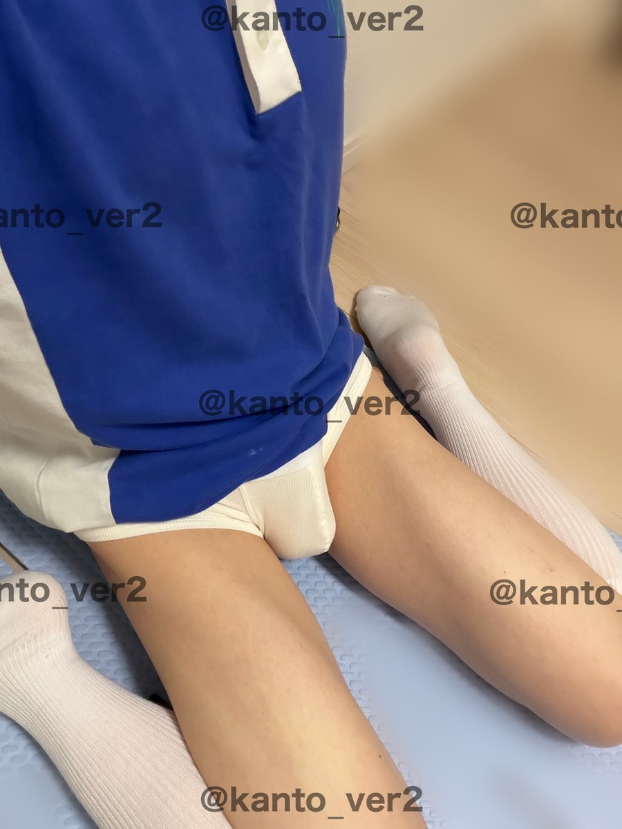 kanto_ver2's tweet photo. 台風でずっと家 #深圳校服 #校服 #白袜 https://t.co/302KkKbal8