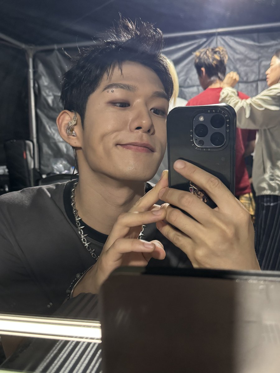 h93bz's tweet photo. 항상 두손으로 거울샷 찍는 남민우.. 너무 귀여워 https://t.co/iT3YwpV0XD