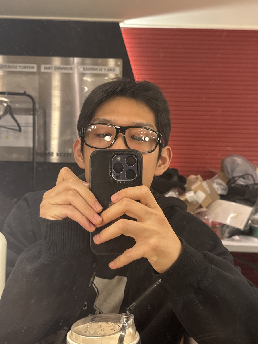h93bz's tweet photo. 항상 두손으로 거울샷 찍는 남민우.. 너무 귀여워 https://t.co/iT3YwpV0XD