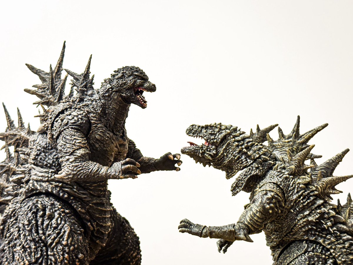 mobebeseijin's tweet photo. S.H.MonsterArts 呉爾羅 開封！③
マイゴジとの比較！
進化の感じが分かる2体。背びれがちゃんとそびえているので、ゴジラザウルスと比較すると、恐竜よりゴジラにより近いフォームです。
顔はマイゴジになってさらにイケメンになりましたw
#ゴジラ　#godzilla #SHMA #モンアツ https://t.co/62CB2G2Prg