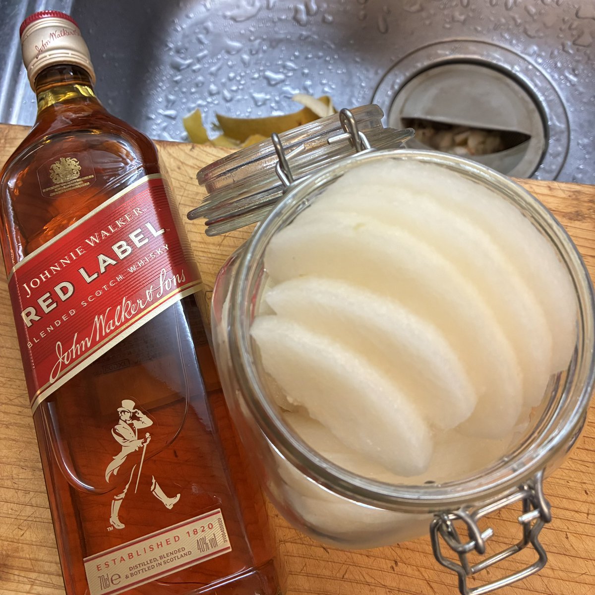 Device_No53's tweet photo. あまりに🏇🏾が当たらないので怒りの #梨ウイスキー 作り

🥃🍐

#アラフィフ男子の休日 #ウイスキー #果実酒 #和梨 #あきづき #秋月 #ジョニーウォーカー
 #JohnnyWalker #おいしくなぁれ #あれシルバーウィーク何日めだっけ😨 https://t.co/dj5iqQ4zUb