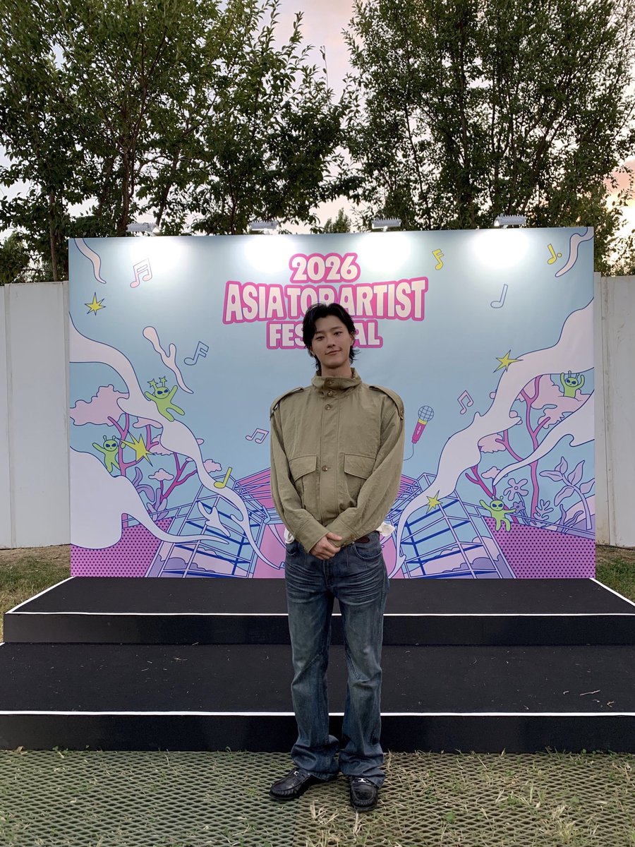 wdzcab's tweet photo. 260919 우즈 조승연 Asia Top Artist Festival 착장 정보 

• Learve - 마커스 하이넥 블루종 카키
• CINDER VEIN - 위스커 하드 왁스 워시드 데님
• Celine - LOAFER LUCO IN POLISHED BULL

#조승연 #WOODZ 
#ATAFESTIVAL https://t.co/pVqkSuSgox