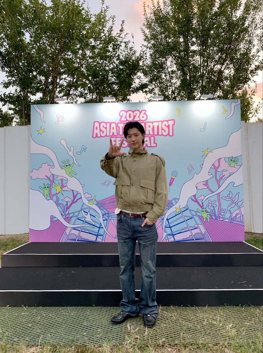 wdzcab's tweet photo. 260919 우즈 조승연 Asia Top Artist Festival 착장 정보 

• Learve - 마커스 하이넥 블루종 카키
• CINDER VEIN - 위스커 하드 왁스 워시드 데님
• Celine - LOAFER LUCO IN POLISHED BULL

#조승연 #WOODZ 
#ATAFESTIVAL https://t.co/pVqkSuSgox