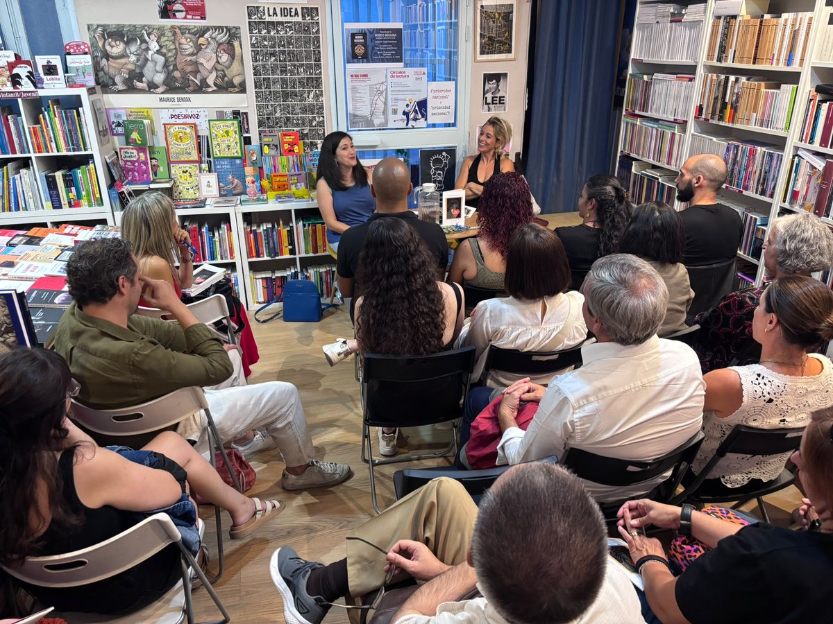 juanita_nani's tweet photo. Fotitos @RILeditores presentación en Madrid de "La llama afuera" https://t.co/CEb7zeGTUH
