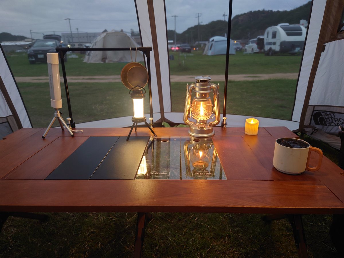 new_nyansama's tweet photo. さて、たらふく食ったし後は酔っ払って嫌な事忘れるだけだな⛺️ https://t.co/87eukIik6u