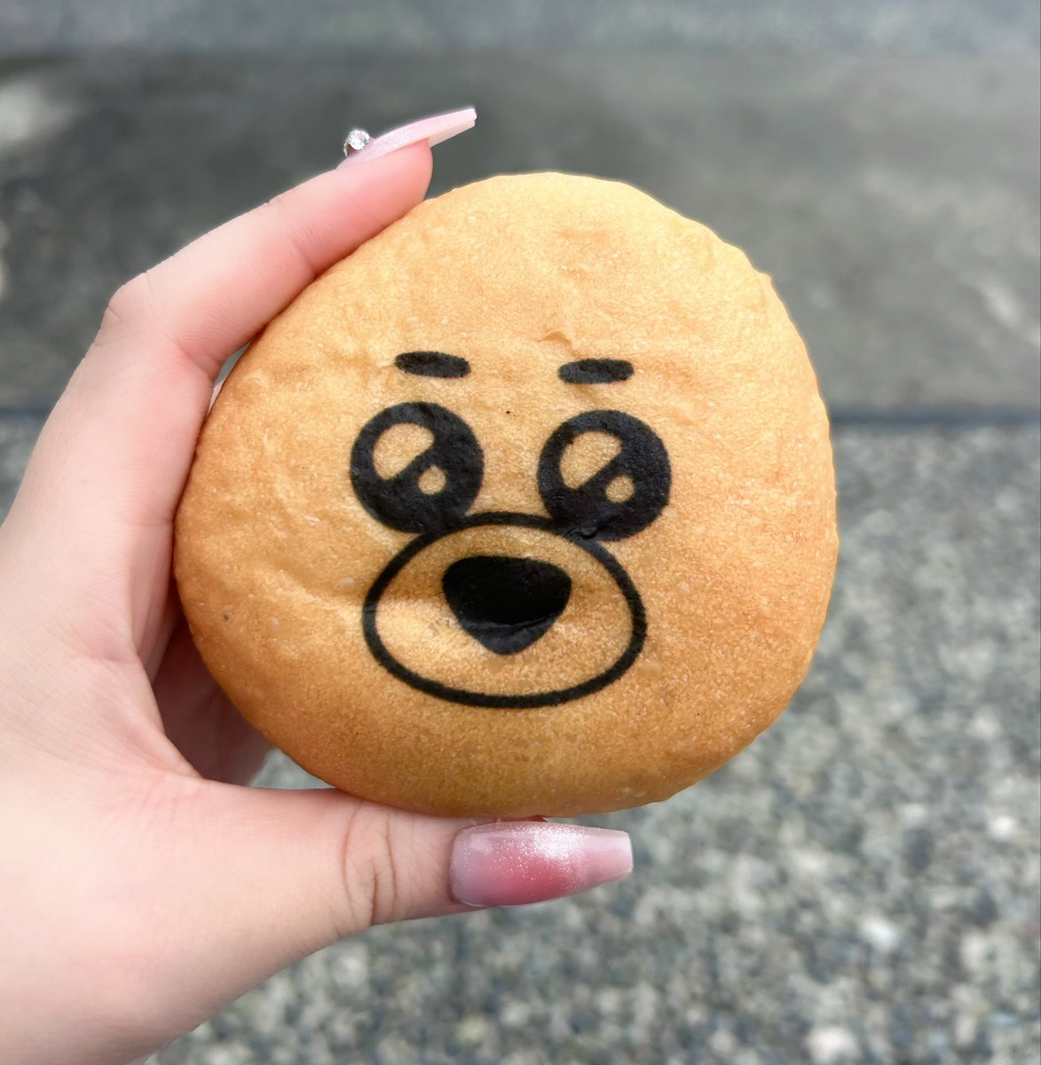 mjeee_400's tweet photo. みょんみょんのあんぱんがまん丸じゃなくて右に傾いてておもろかったっていう話 https://t.co/Td3zgFVtUJ