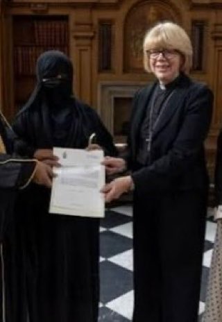 MrCovertKoala's tweet photo. ⚠️OPPRESSION, WHAT OPPRESSION⚠️

She’s so happy she’s smiling from ear to ear…… 🤔 https://t.co/8yIanN7KsT