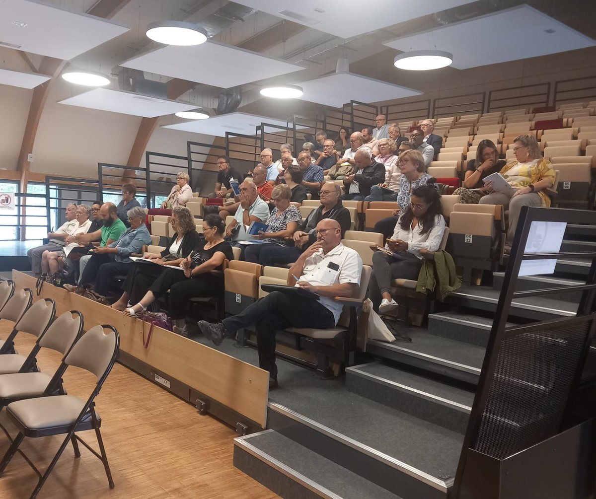 Prefet86's tweet photo. 🚨#SécuritéCivile | Services de l’État, @sdis86 et @AMFVienne ont réuni les maires de l’arrondissement de Montmorillon pour un temps de formation à la gestion de crise, sous la présidence de Pierrick Lozé, sous-préfet.
📍Des sessions seront organisées à Châtellerault et Poitiers. https://t.co/pSkUjwdUey