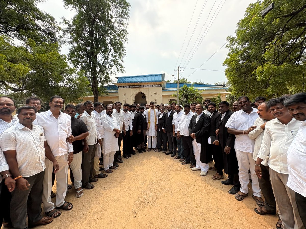 Congress4TS's tweet photo. Vamshi Chand Reddy Appears Before Court in Case Related to the Kalwakurthy Revenue Division Movement

కల్వకుర్తి రెవెన్యూ డివిజన్ ఉద్యమానికి సంబంధించిన కేసులో కోర్టుకు హాజరైన వంశీచంద్ రెడ్డి

కల్వకుర్తి: సీడబ్ల్యూసీ ప్రత్యేక ఆహ్వానితులు, ఎస్‌ఎస్‌ఏ జాతీయ ఇన్‌చార్జ్ శ్రీ వంశీచంద్ రెడ్డి గారు కల్వకుర్తి రెవెన్యూ డివిజన్ సాధన కోసం 2016లో చేపట్టిన అమరణ నిరాహార దీక్షకు సంబంధించిన కేసులో కల్వకుర్తి జూనియర్ సివిల్ జడ్జి కోర్టులో హాజరయ్యారు.

2016లో కల్వకుర్తి రెవెన్యూ డివిజన్ సాధన కోసం అమరణ నిరాహార దీక్ష చేపట్టిన వంశీచంద్ రెడ్డి గారిని, దీక్ష 4వ రోజున పోలీసులు అరెస్ట్ చేసి అక్రమ కేసు నమోదు చేశారు.

కల్వకుర్తి ప్రజల ఆకాంక్ష కోసం సాగించిన ఆ పోరాటం నాటి జ్ఞాపకాలను గుర్తుచేసుకుంటూ, పదేళ్లు గడిచినా ప్రజల హక్కుల కోసం నిలిచిన తన సంకల్పం నేటికీ కొనసాగుతోందని వంశీచంద్ రెడ్డి గారు పేర్కొన్నారు.

ప్రజలతో కలిసి సాగించిన పోరాటాల ఫలితంగా కల్వకుర్తి రెవెన్యూ డివిజన్ ఏర్పడిందని, కల్వకుర్తి ప్రజల హక్కులు, అభివృద్ధి కోసం తన ప్రయాణం నిరంతరం కొనసాగుతుందని తెలిపారు.

• @VamsiChandReddy