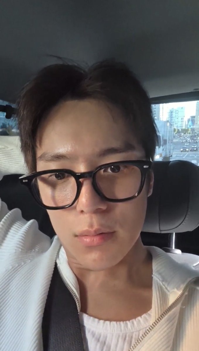 reachingminhyuk's tweet photo. #intinyadeh minhyuk bubbe live 260921

- dia punya schedule gitu hari ini
- tadi dia ada nyebut kalau kemarin tuh ada schedule diluar kota, besok juga ada schedule
- minhyuk cerita katanya lambungnya bermasalah lagi jadi dia seharian ueek ueek :( dia bilang padahal selama ini udah jaga kesehatan tapi kalau lagi capek gitu, kambuh lagi lambungnya :( 
- bahas moning purikura, katanya udah berusaha banget tuh takenya, terus sebenernya pengen take video juga pas lagi belanja tapi kan harus minta izin tiap toko dulu kalau mau rekam tuh jadi dia ambil bagian highlightnya aja
- bahas mesin capit di moning 93z itu kata dia uang aja yg abis, gak dapet apa-apa, ternyata susah…terus ada monbebe tanya kenapa dia gak ikutan main? soalnya hw-kh bilang bisa ngambil, jadi dia ngasih uang aja. terus pas mereka gagal, udah gak punya duit lagi buat main
- kan pas main mesin capit tuh hyungwon bilang mau ganti uang minhyuk, terus ditanya monbebe, beneran dikasih balik gak uangnya sama hw? kata minhyuk enggak, kemarin kan kebetulan aja dia yg punya cash, lagian dia gak perhitungan sampe segitunya
- ditanya monbebe penglihatannya buruk kah jadi pake kacamata? terus dia bilang penglihatannya 0.8, pake kacamata buat gaya doang, lensa kacamatanya aja gak ada 😭😭😭
- dia bilang dalam seminggu workout paling banyak bisa sampai 4 kali, kalau lagi jarang bisa 1 kali atau 0
- dikasih semangat buat ticketing
- besok dia ada schedule di luar kota jadi bakal sibuk dan kemungkinan gak sempet ngebubble, bye byee
