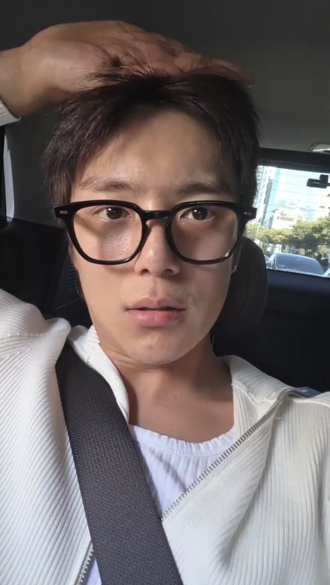 reachingminhyuk's tweet photo. #intinyadeh minhyuk bubbe live 260921

- dia punya schedule gitu hari ini
- tadi dia ada nyebut kalau kemarin tuh ada schedule diluar kota, besok juga ada schedule
- minhyuk cerita katanya lambungnya bermasalah lagi jadi dia seharian ueek ueek :( dia bilang padahal selama ini udah jaga kesehatan tapi kalau lagi capek gitu, kambuh lagi lambungnya :( 
- bahas moning purikura, katanya udah berusaha banget tuh takenya, terus sebenernya pengen take video juga pas lagi belanja tapi kan harus minta izin tiap toko dulu kalau mau rekam tuh jadi dia ambil bagian highlightnya aja
- bahas mesin capit di moning 93z itu kata dia uang aja yg abis, gak dapet apa-apa, ternyata susah…terus ada monbebe tanya kenapa dia gak ikutan main? soalnya hw-kh bilang bisa ngambil, jadi dia ngasih uang aja. terus pas mereka gagal, udah gak punya duit lagi buat main
- kan pas main mesin capit tuh hyungwon bilang mau ganti uang minhyuk, terus ditanya monbebe, beneran dikasih balik gak uangnya sama hw? kata minhyuk enggak, kemarin kan kebetulan aja dia yg punya cash, lagian dia gak perhitungan sampe segitunya
- ditanya monbebe penglihatannya buruk kah jadi pake kacamata? terus dia bilang penglihatannya 0.8, pake kacamata buat gaya doang, lensa kacamatanya aja gak ada 😭😭😭
- dia bilang dalam seminggu workout paling banyak bisa sampai 4 kali, kalau lagi jarang bisa 1 kali atau 0
- dikasih semangat buat ticketing
- besok dia ada schedule di luar kota jadi bakal sibuk dan kemungkinan gak sempet ngebubble, bye byee