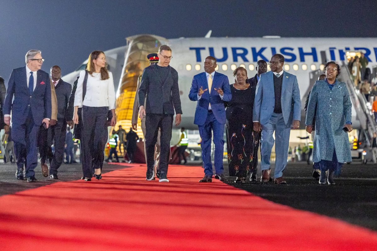 mwabilimwagodi2's tweet photo. For those TUTAM idiots insulting me for exposing president Ruto's extravagant travel, the President of Finland flew into Kenya via a commercial Turkish Airlines jet to give us donations and loans that are being stolen by President Ruto. https://t.co/GNU7JcriVJ