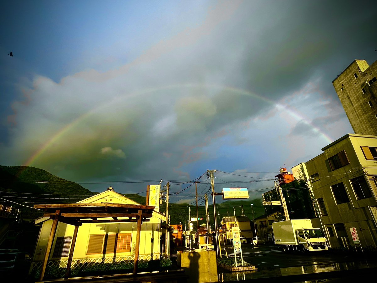 smilygallery's tweet photo. ひどい嵐が過ぎ去ったからこそ
こんなにも美しい虹がまってる

雨の日も、きっと無駄じゃない。
血圧も良くなってきてる

さて、10月のLiveに向けて
ディジュリドゥを吹こうか https://t.co/iZ8xCozROy
