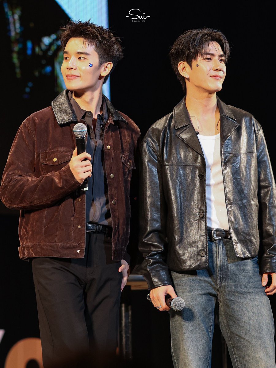 melodynnyy's tweet photo. เพิ่งสังเกตเห็นว่างานแฟนเดย์ที่โอซาก้าวันก่อน 
สติ๊กเกอร์ที่แปะบนหน้าให้กัน
พี่จิม -> แปะสีม่วงให้น้องซี💜
น้องซี -> แปะสีน้ำเงินให้พี่จิม💙

อันนี้ตั้งใจรึเปล่าเนี่ยย เขินกว่าเดิมอีกทีนี้ 😳

#JimmySea https://t.co/yUFNSTcsxO