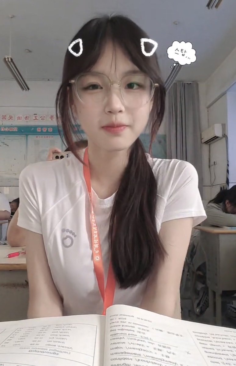 Ngan9bv's tweet photo. 我承认了天上飞机高地下眼镜骚，因为我就是，啊啊啊我好贱  #眼镜妹 #反差 https://t.co/U2oY9MoywW