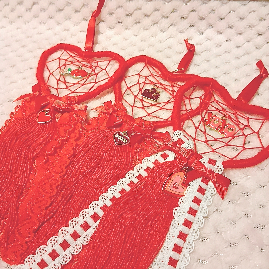 syrup29's tweet photo. 【ピックアップ商品①💌】

ANGELMADEでは、
ハート型でラブリーな
ドリームキャッチャーを作っています💓

現在の在庫は画像２～３枚目の５点です！

#カワクリ文化祭 https://t.co/FvFBYlVKDs