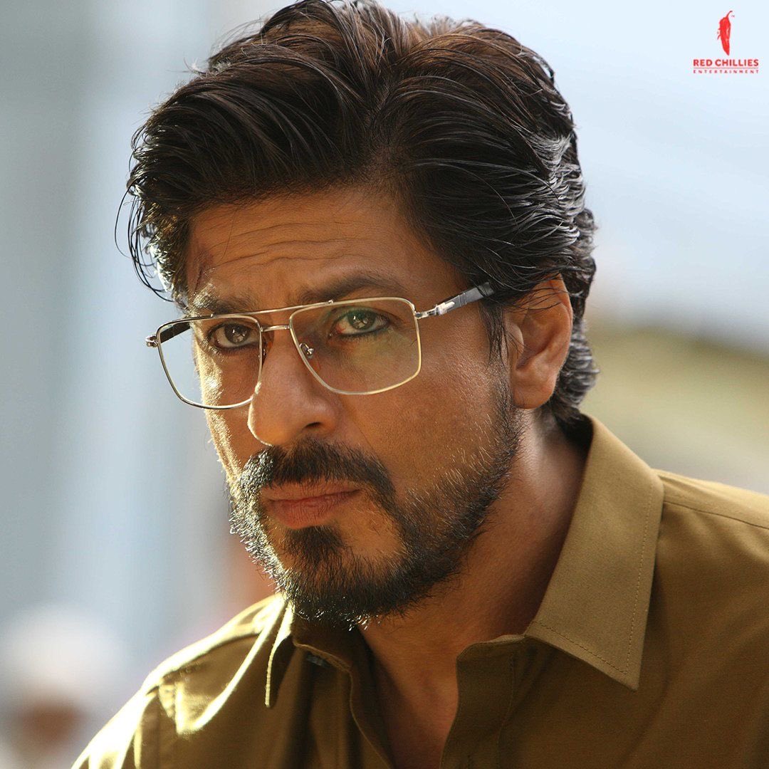 Its_CineHub's tweet photo. Meet #ShahRukhKhan - India's Biggest Superstar at the Worldwide Level 💥

- Peak Boycott threats during Pathaan Film
- Huge Media Backlash in Aryan khan case
- IT cells targeting him day and night
- Death threats from extremists 
- faced multiple clashes with his Drama film
- Received Underworld threats 
- Negative campaigns by Haters on SM
 
This is just tip of an iceberg because @iamsrk has faced many such things in his 35 years of career and trust me if any other star had faced this, he would have finished but see how he emerges WINNER each and every-time and with each such target, he becomes BIGGER WILD BEAST.

And this we have seen during #Pathaan & #Jawan that how whole of India got swayed with his STARDOM and those who used to write his obituary, started worshipping him. The TRENDSETTER, the Box-Office Megastar and the BADSHAH of Indian Cinema.. TRULY THE LAST OF STARS ⭐️🙏🏻