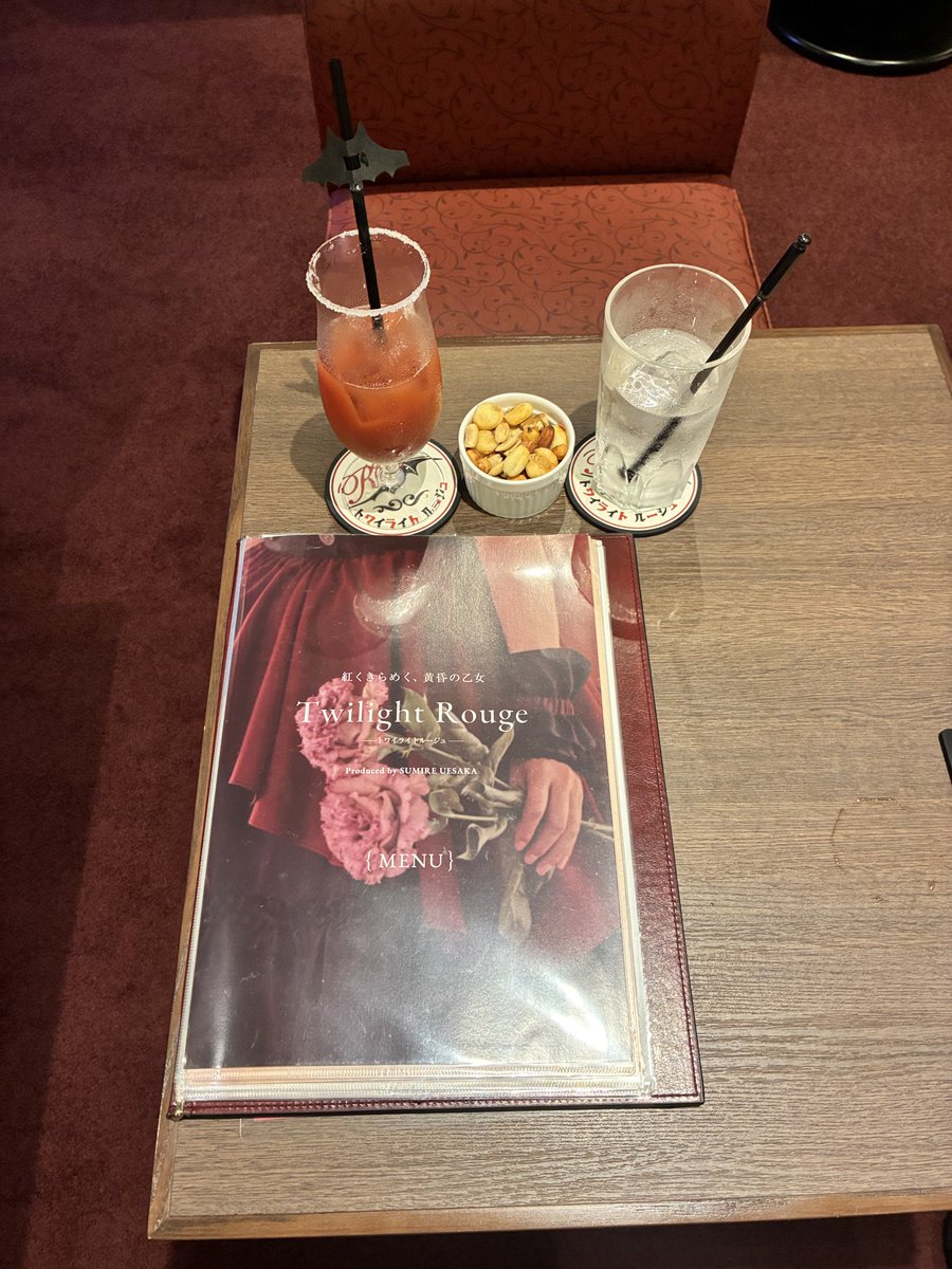 Mistake_ixi's tweet photo. すみぺプロデュースのコンカフェTwilightrougeさんに行って参りました！
キャストさんみんな可愛かった〜🥰🥰
課金してキャストさんにカラオケリクエストできるんだけど、その時にペンラ貸してくれてテンション爆上げ⤴︎⤴︎(このペンラすみぺの私物らしい…！)
#Twilightrouge https://t.co/pQ058h9obk
