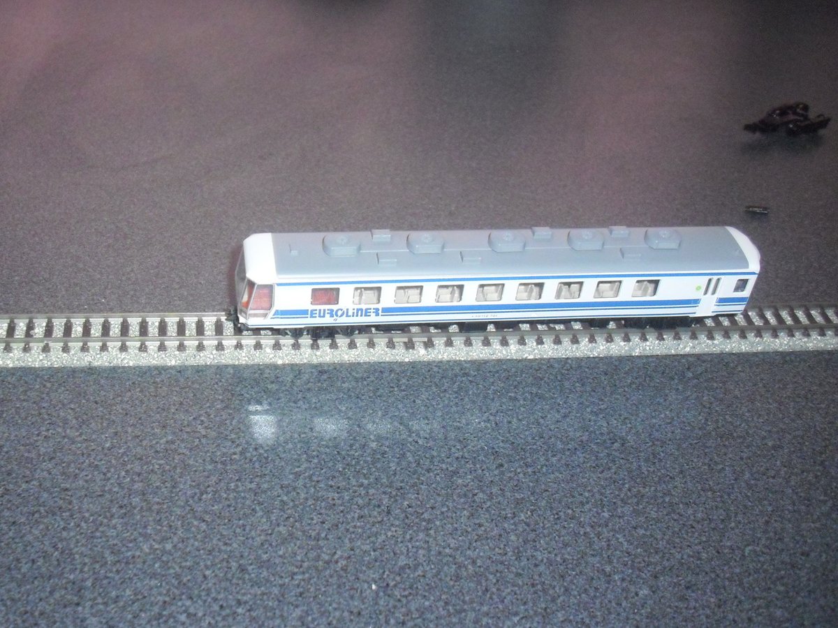 TfsJilly's tweet photo. ユーロライナーの展望車1両と個室車2両を新集電システムな<0098>のTR217台車に交換。7両一気に交換するのはパーツ代的にきついのでとりあえず3両だけね。画像撮らなかったけど、むちゃくちゃ転がるようになった https://t.co/QVZIaPgCuV