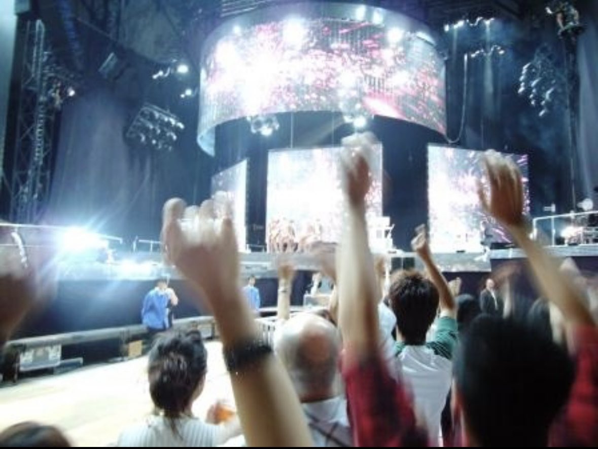 madonnajp's tweet photo. 20年前の今日9/21、マドンナ『Confessions Tour』東京公演2日目で4ヶ月のツアー最終日！

この日はスタッフ紹介やダンサーが日の丸ハチマキと戦隊お面をつける特別演出も。

Jumpでは「トンデー！」とファンを煽り、大熱狂！

この日本4公演で15万6千人を動員し大盛り上がりで迎えたファイナルでした。 https://t.co/NrxpQK5To1