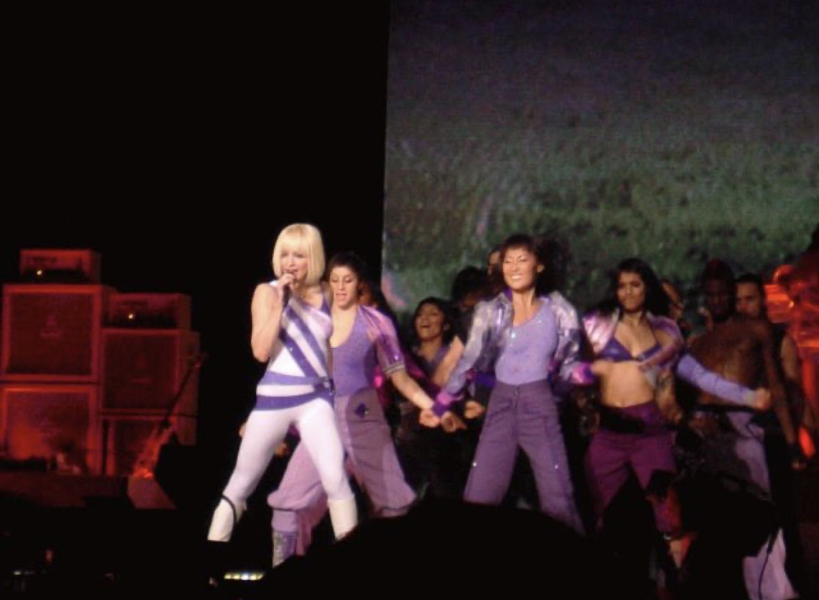 madonnajp's tweet photo. 20年前の今日9/21、マドンナ『Confessions Tour』東京公演2日目で4ヶ月のツアー最終日！

この日はスタッフ紹介やダンサーが日の丸ハチマキと戦隊お面をつける特別演出も。

Jumpでは「トンデー！」とファンを煽り、大熱狂！

この日本4公演で15万6千人を動員し大盛り上がりで迎えたファイナルでした。 https://t.co/NrxpQK5To1