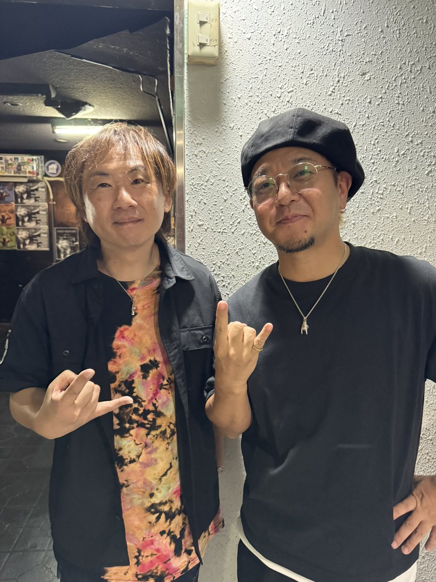 Aka_s_coro's tweet photo. シローさんのベース、こうしたらってレベルじゃなかったです❗️
マジ神❗️✨
ちなみに、今朝起きたらギックリ腰になりましたw
そして、さらば青春のからあげさんお越し下さりありがとうございました〜!😆
バンド、ラジオの繋がりって本当に素晴らしい✨
#耳恋
#つまぐろよこばい
#SCODE
#濱田製作所 https://t.co/UxWG5zYf9T