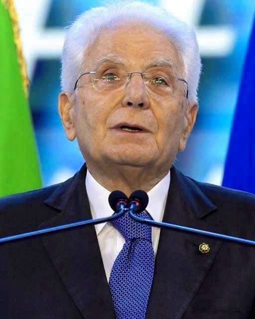 Flexgrimmy_'s tweet photo. Il Quirinale ha fermato una norma proposta dalla maggioranza che avrebbe consentito di escludere dalla Commissione parlamentare Antimafia i senatori Roberto Scarpinato e Federico De Raho (M5S) per presunti conflitti d’interesse.

La norma avrebbe permesso alla maggioranza della Commissione di decidere l’astensione di un parlamentare, con il rischio di limitare l’autonomia del mandato parlamentare e mettere a tacere voci scomode.

Mattarella richiamando soprattutto l’articolo 67 della Costituzione, sostiene che una simile procedura avrebbe dato alla maggioranza uno strumento per condizionare la minoranza.

In conclusione il governo deve riconosce a Mattarella un ruolo di argine a tutela della Costituzione, e si invita a intervenire più spesso perché, la democrazia italiana è sottoposta a una crescente pressione.