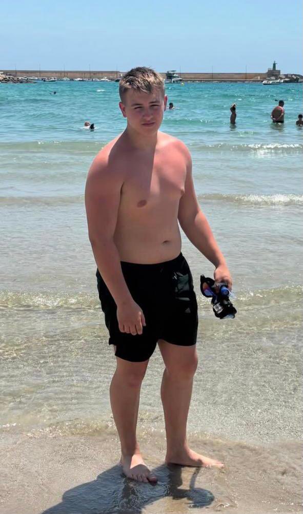 Dreamfyreboy's tweet photo. Queimado de sol #boy #praia #beach #sun https://t.co/yJ9v6udAo9