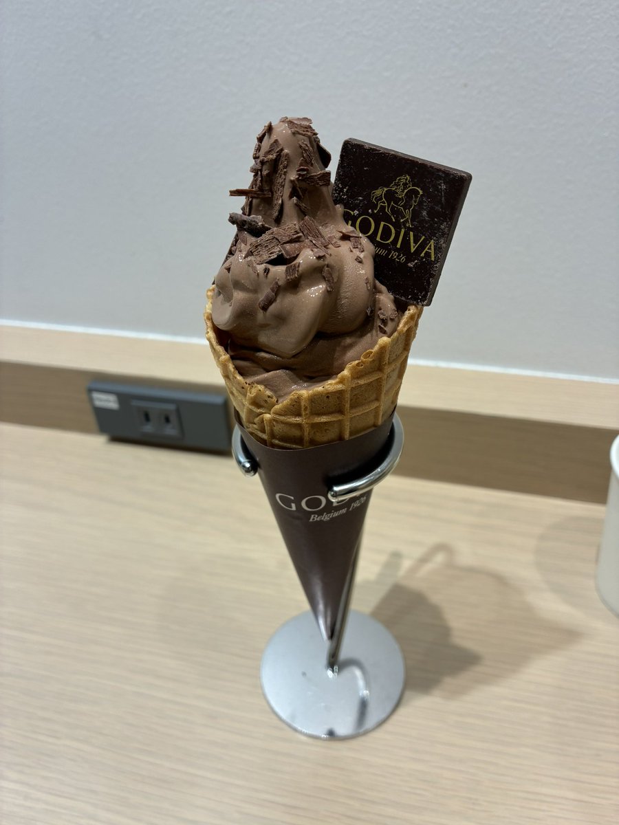 0110Mizuki's tweet photo. プチ旅、静岡。台風の遅れついでに新横浜のゴディバでまったり。
650円だけあって、美味しかった〜(^^) https://t.co/V3c9bqNgto
