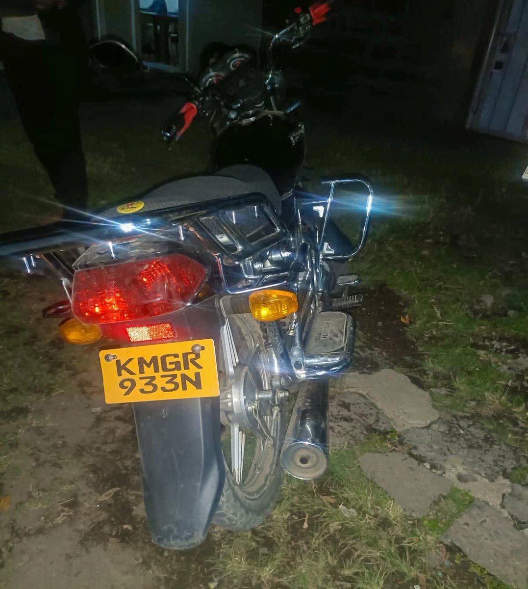 BRINATV's tweet photo. Police in Nakuru have arrested three suspected armed robbers following a high-speed pursuit in Manyani Estate. Weapons and a motorcycle allegedly used in the robberies were recovered. The suspects are in custody awaiting arraignment. #Nakuru #CrimeNews 
#GRC360Africa2026 https://t.co/6blXXX2eLY