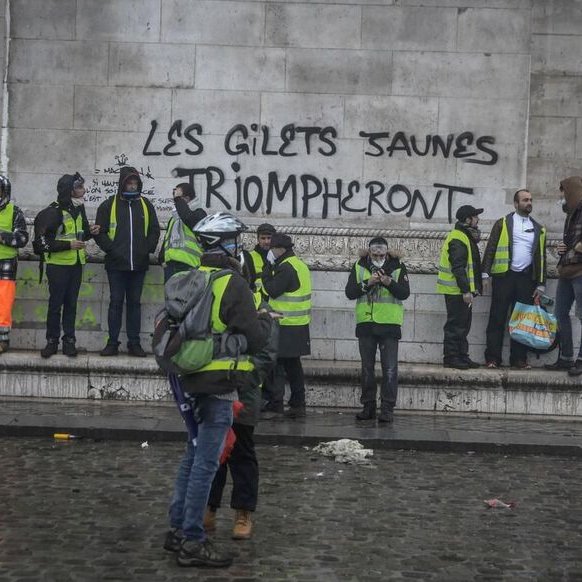 AlertesInfos's tweet photo. 🇫🇷 FLASH - Philippe Poutou appelle à une "RÉVOLTE" de la population le 17 octobre prochain : "On aimerait bien que ça pète, que ça repète à nouveau, on aimerait un mouvement des Gilets jaunes, fois 10, que la colère explose (...) la population doit se révolter". (intervention sur BFMTV)
