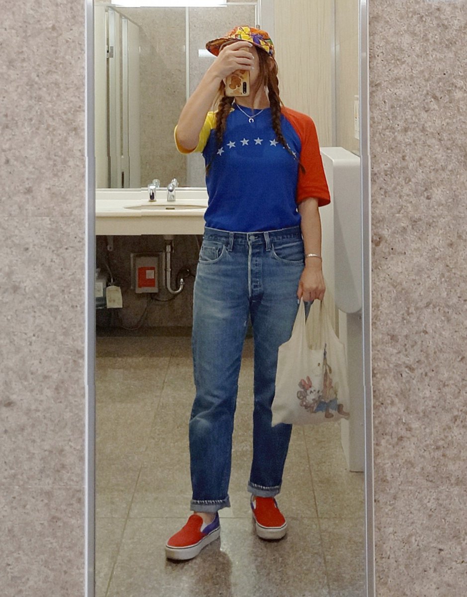 maco32525's tweet photo. こんなのも描いてます🎀
#お絵描き
#ハンドペイント
#handpaint
#80scap
#levis
#66前期
#vans https://t.co/uSJ46DU527