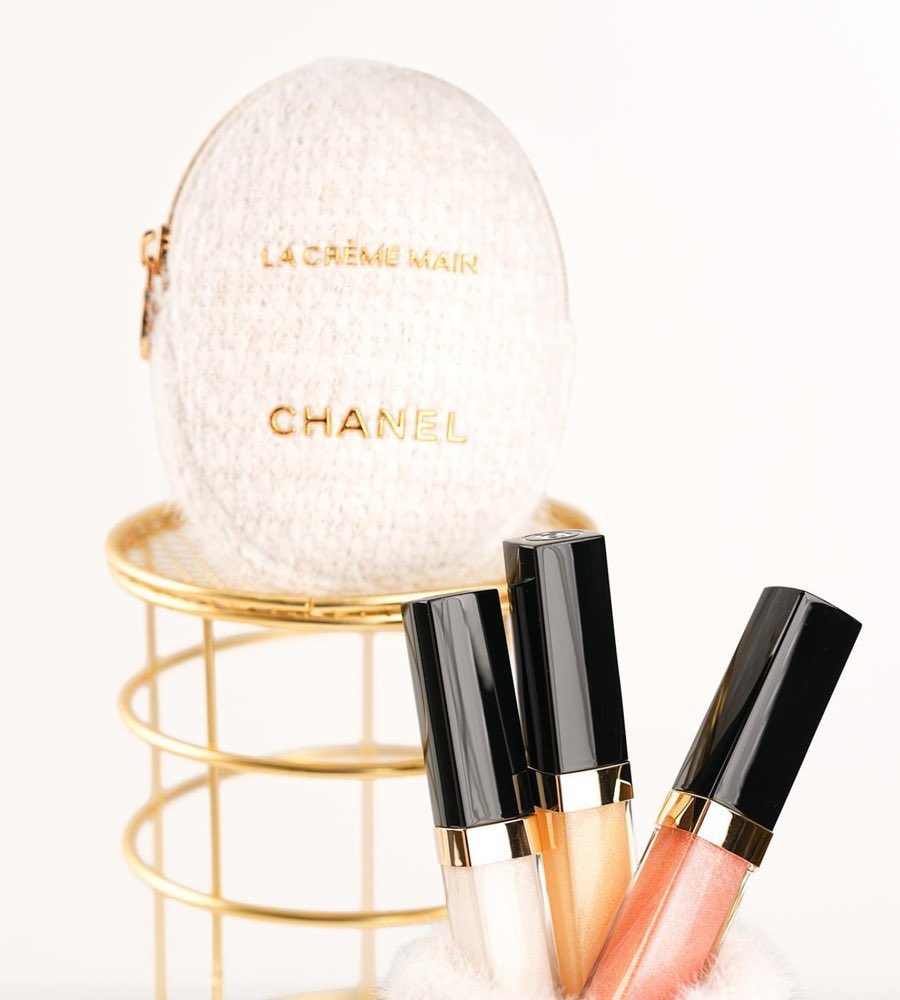 ddd7outa's tweet photo. CHANELのこれも可愛すぎるて🤦🏼‍♀️
クリスマス近づくと気持ちは暖かくなるのにお財布寒くなる🫠
あぁぁぁぁーかわいい🩵🩵 https://t.co/HyReda4x2u