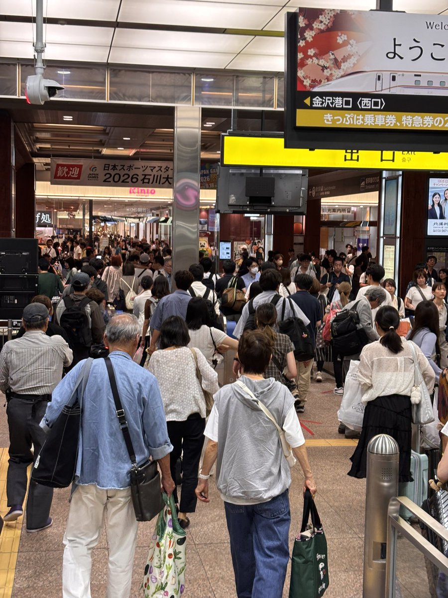 kanazawacom's tweet photo. 金沢駅の人波えぐいな… https://t.co/esN8C7dBKi