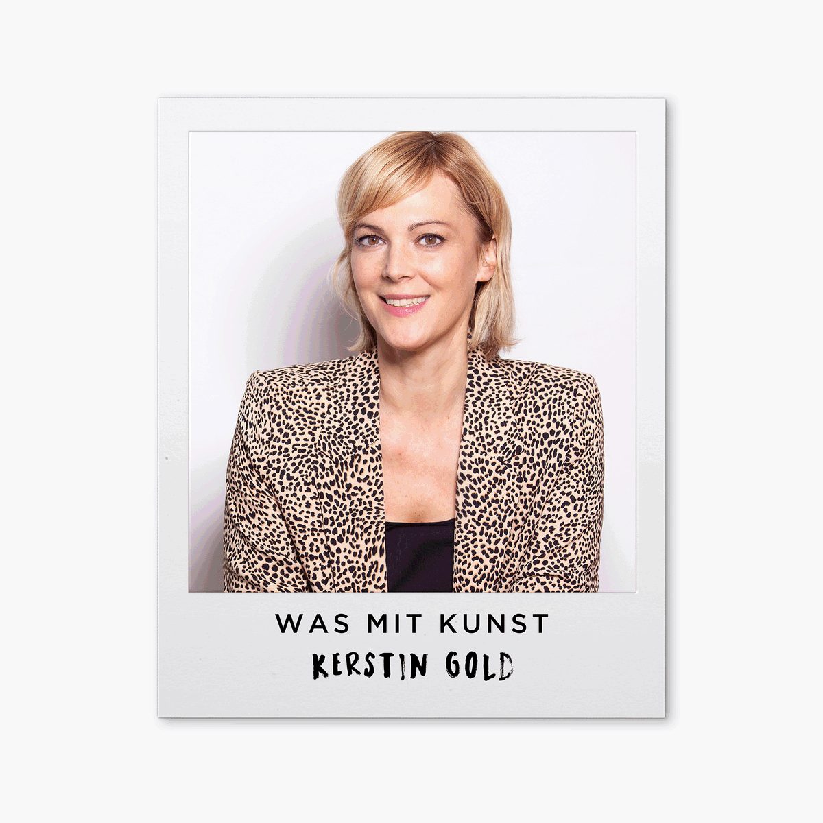 johannkoenig's tweet photo. In dieser Folge von WAS MIT KUNST spreche ich mit Kerstin Gold über die Schnittstelle von Kunstmarkt und Technologie und darüber, wie sich der Kunstmarkt gerade verändert.

Gold ist Strategieberaterin und lehrt an der Freien Universität Berlin zu digitalen Geschäftsmodellen im Kunstmarkt. Wir sprechen darüber, warum Galerien trotz eines seit zehn Jahren stagnierenden Marktes kaum systematisch mit ihren eigenen Kundendaten arbeiten und wie sich ihre Rolle vom Gatekeeper zum Kontext- und Vertrauensstifter verändert.

Außerdem geht es um KI-gestützte Empfehlungssysteme und die neue Sichtbarkeitsfrage, die sie für den Kunstmarkt mit sich bringen könnten, um monothematische Geschäftsmodelle, die Zukunft der Kunstmesse als Vertriebskanal und die wachsende Experience Economy im Ausstellungsbetrieb.

🔗 https://t.co/y5CKFNhZGM

#ArtPodcast #WasMitKunst

Podcast by KÖNIG GALERIE
© Portrait by Anna Wasilewski