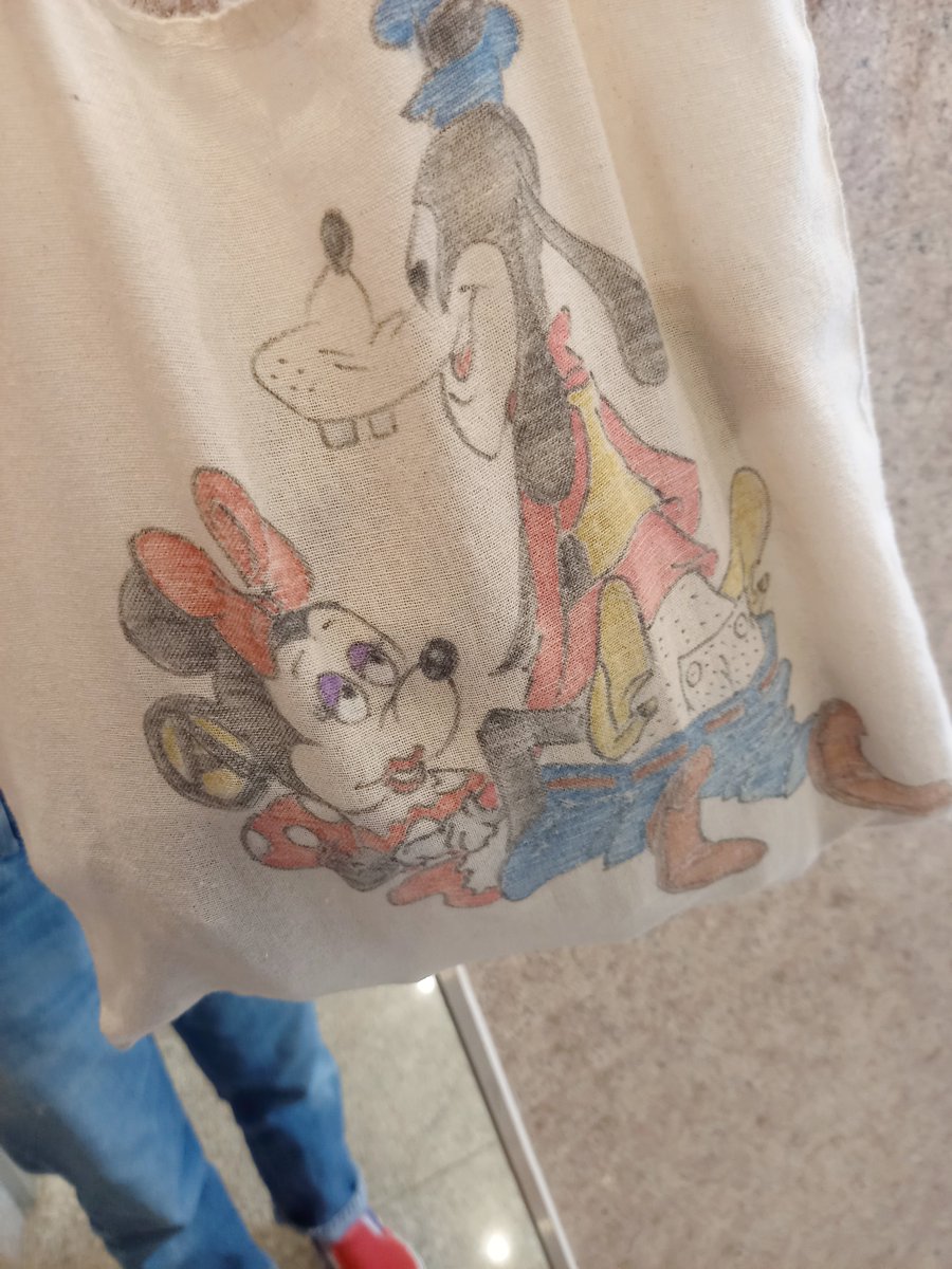 maco32525's tweet photo. こんなのも描いてます🎀
#お絵描き
#ハンドペイント
#handpaint
#80scap
#levis
#66前期
#vans https://t.co/uSJ46DU527