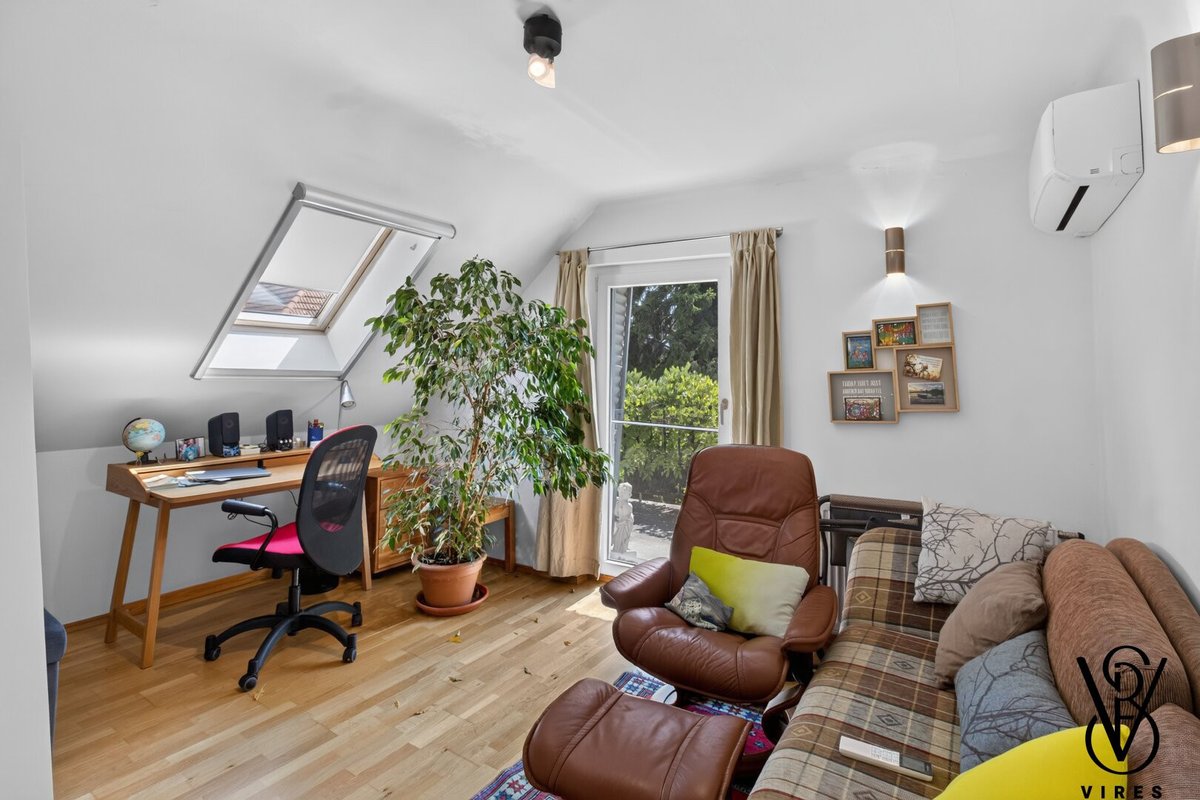immosearch_eu's tweet photo. Sommer auf der Dachterrasse, Winter am Kaminofen: Dieses Einfamilienhaus in der Maschanzka-Gartensiedlung bietet ca. 152 m² Wohnfläche auf 567 m² Eigengrund. Teilmöbliert, mit Garten und altem Baumbestand. #Wien #Donaustadt

Mehr erfahren: https://t.co/79Z9EW7FeZ

#Wien https://t.co/bYT4HH40Tc