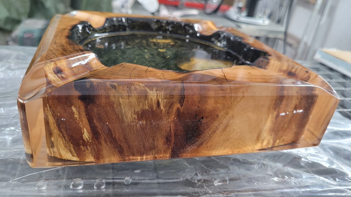 andyBrandenbur2's tweet photo. @AAStack I built the perfect cigar ashtray. Epoxy resin, a wood slice, and Bitcoin.

Cheers https://t.co/FsDrX6MaxF