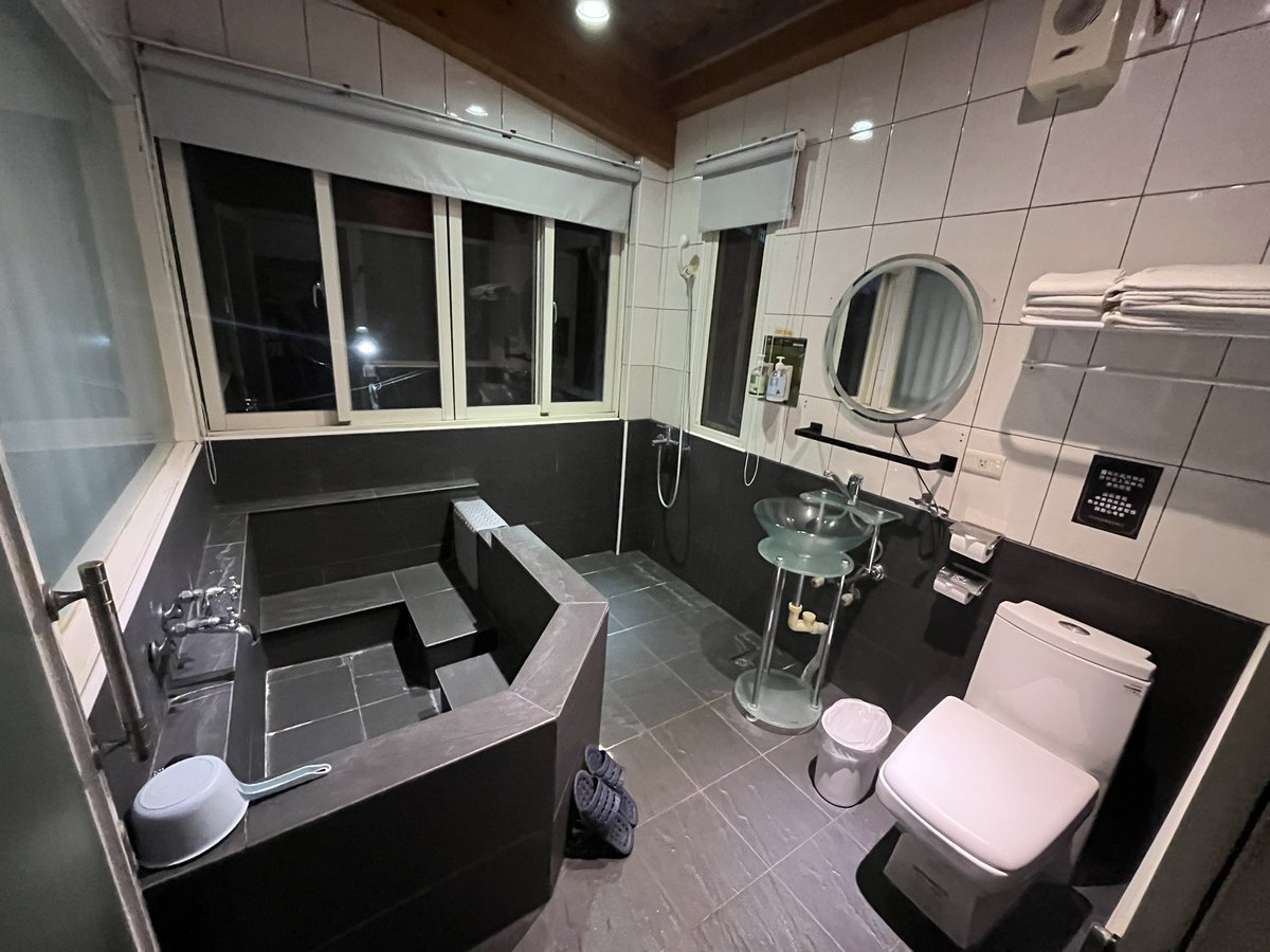 pinmath1's tweet photo. 朋友的員旅是當天來回
所以我們在南投自費住小木屋
隔天再去台中走走

小木屋客廳跟閣樓可以各睡兩個人
浴室有大浴缸可以泡澡
還有很chill的大陽台可以看夜景 https://t.co/crhdyNSQyL