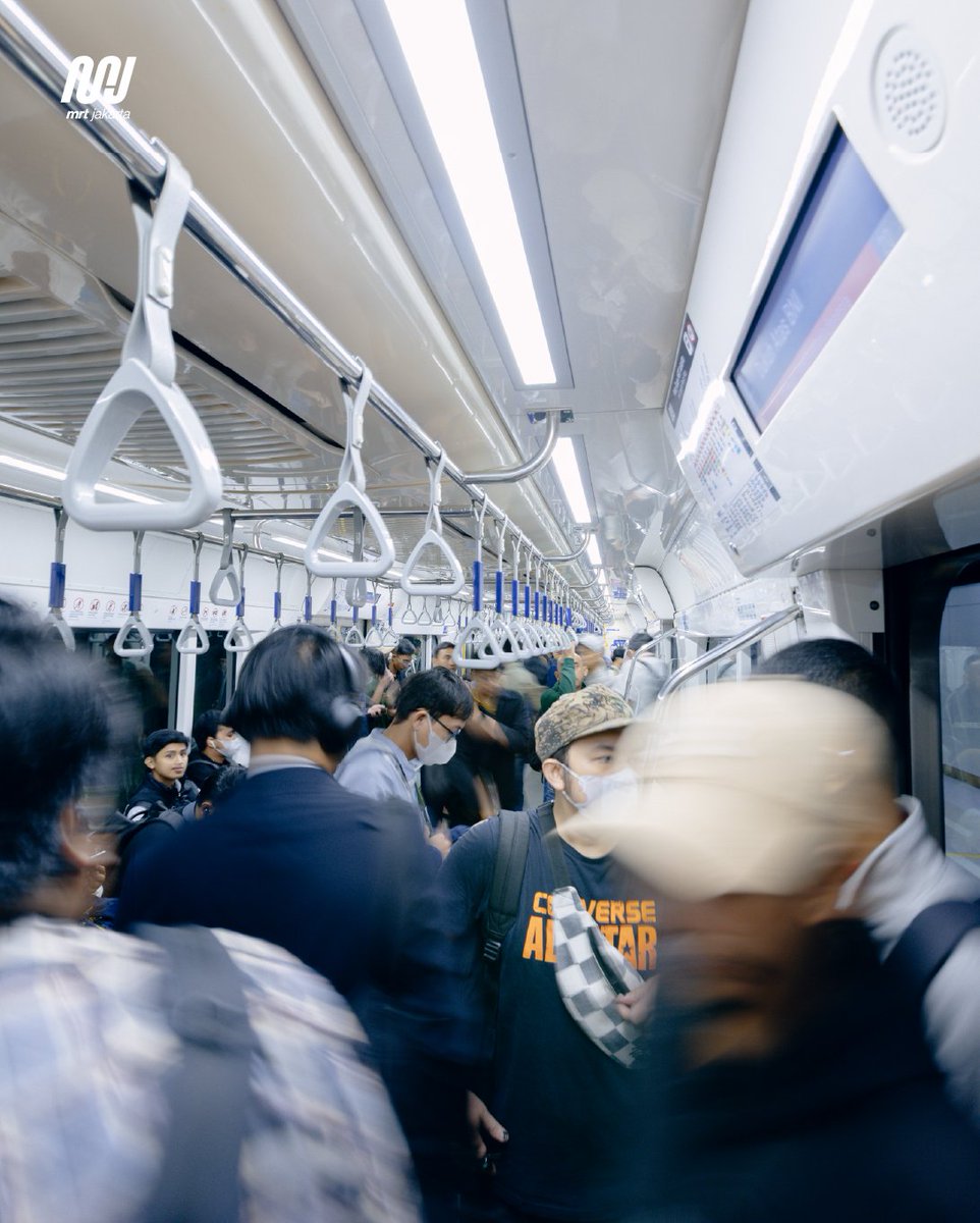 mrtjakarta's tweet photo. Operasional MRT Jakarta di hari kerja adalah pukul 05.00-24.00 WIB dengan selang waktu 5 menit di jam sibuk dan 10 menit di jam normal. 
 
Sedangkan di akhir pekan/hari libur adalah pukul 05.00-24.00 WIB dengan selang waktu 10 menit.

#MRTJakarta #UbahJakarta https://t.co/M2nx4GzF2C