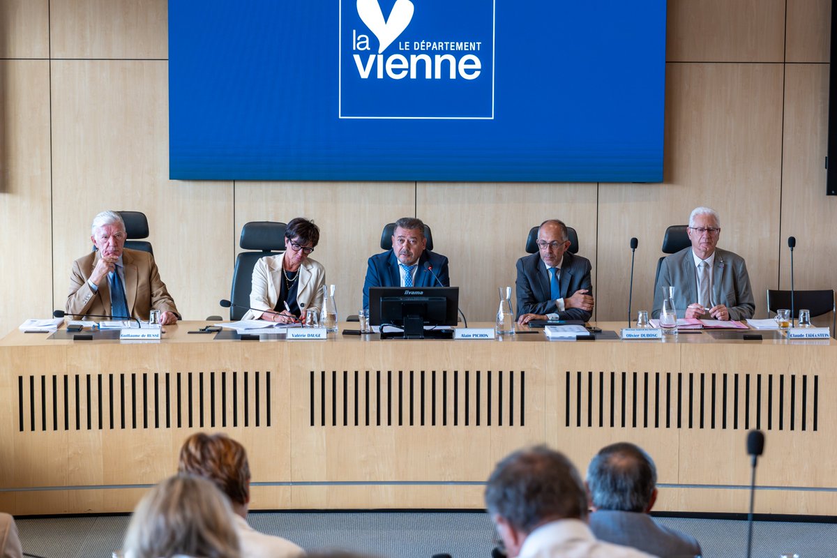departement86's tweet photo. Alain Pichon ouvre la Décision Modificative n°2 avec un point d’actualités ⤵️

🚒 Le Département réaffirme son engagement auprès du SDIS86, 1er financeur avec plus de 15M€ par an
↪️ 1,5M€ supplémentaire d’ici 2028 compte tenu de la situation extrêmement difficile

🚜 Face aux difficultés rencontrées par les agriculteurs : le Département propose une aide exceptionnelle de 200 000€

🛣️ 140 000€ supplémentaires pour faire face aux conséquences des épisodes de canicule sur les routes départementales

🎢 Poursuite de l’accompagnement du Futuroscope dans le cadre de son plan de développement 2025-2030