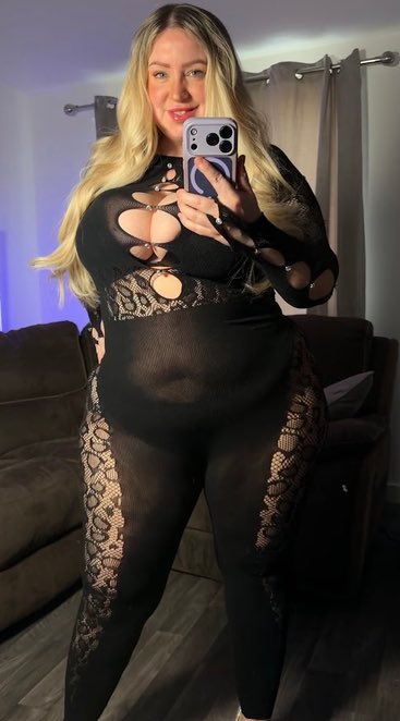 Runrabitrunv80's tweet photo. What do you prefer? 

Fishnets, tan, black or bodysuit 

#wankchat https://t.co/YOJ7dyddLl