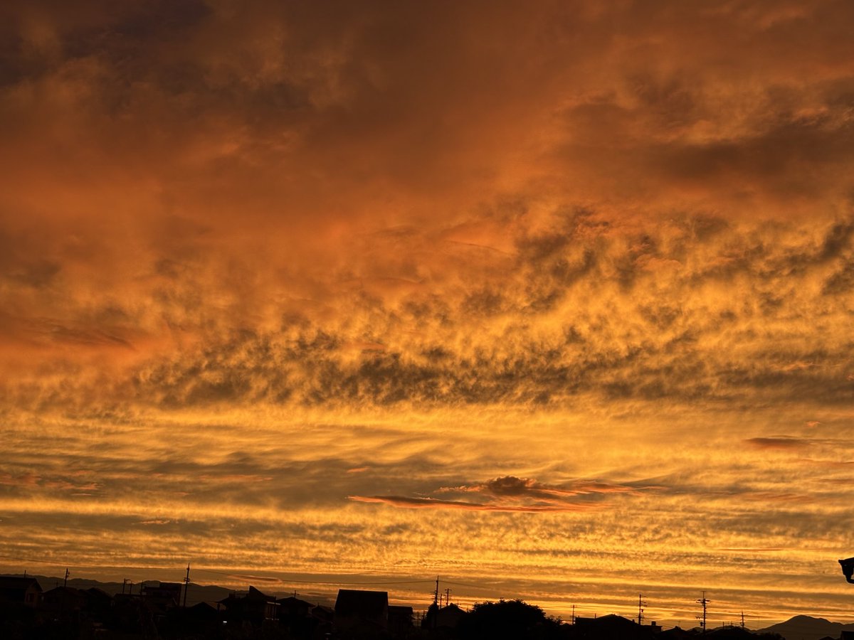 JungSa17's tweet photo. 今日ではなく昨日の夕日
久しぶりに空が染まっていくのを見れた🌇 https://t.co/o7BoXWiqE1