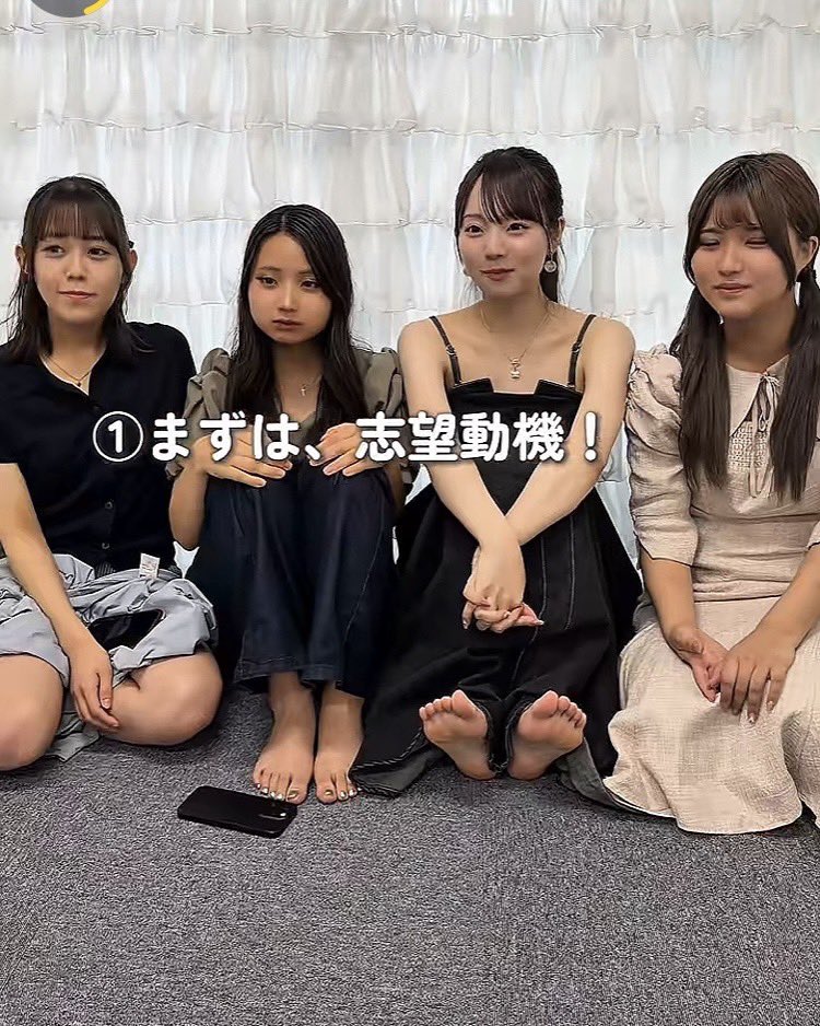 Korepyon0801's tweet photo. 先日投稿した青学生のインスタから。この子めっちゃ足の裏見せてくれる！w
足裏の形も綺麗だし、フェチをくすぐる足ですねw

#足フェチ
#足の裏
#足の裏フェチ
#裸足
#女子大生
#素足 https://t.co/Q1SykBCzsc